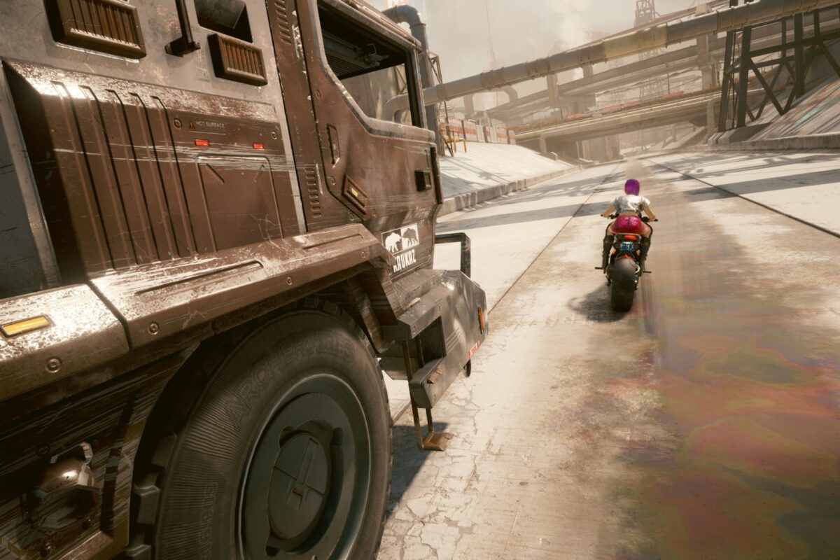 Motorradfahrerin wird in einem Kanal von einem Laster verfolgt. Screenshot aus dem Spiel Cyberpunk 2077 im Blog von Nastja der Mox.