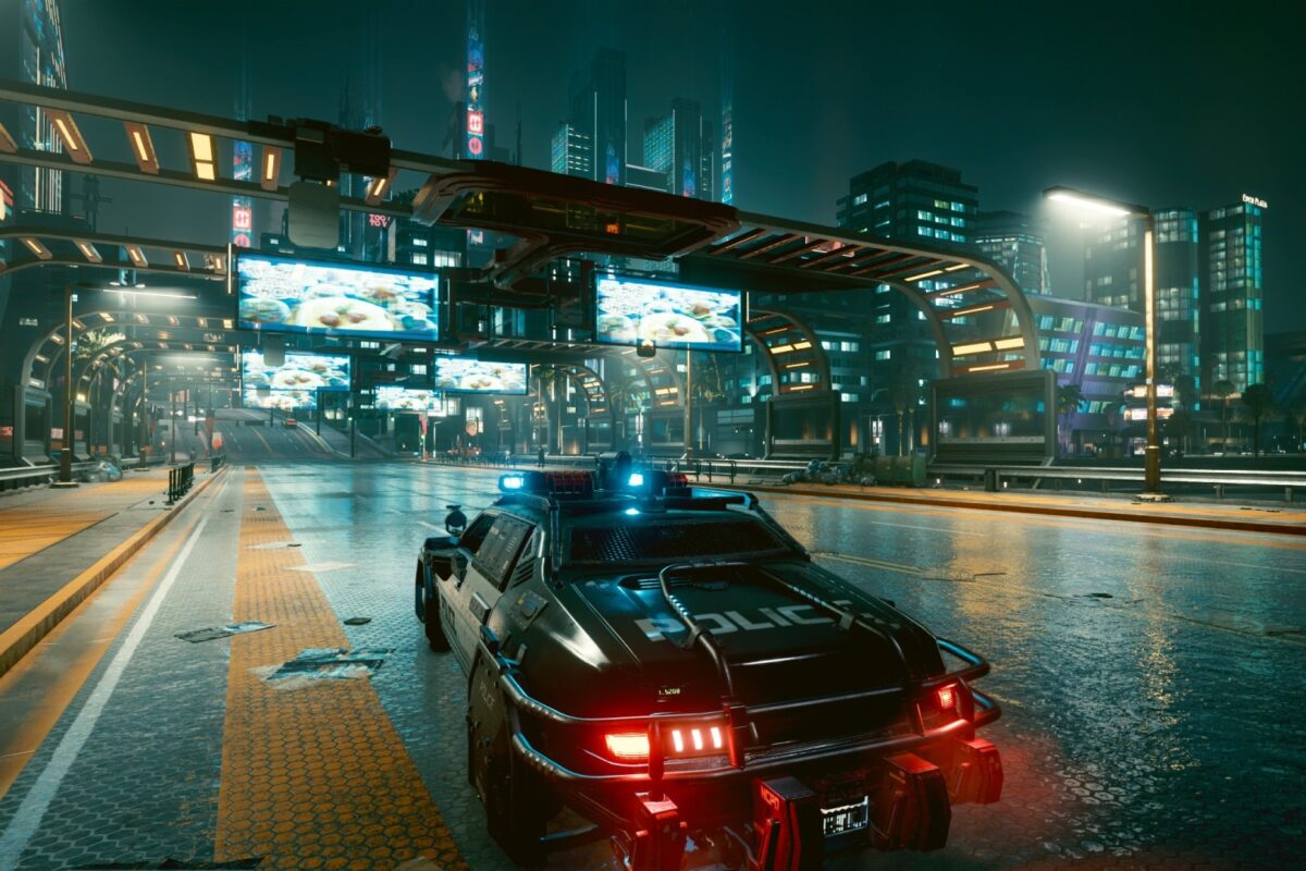 Polizeifahrzeig auf der Strasse von Night City bei Nacht. Screenshot aus dem Spiel Cyberpunk 2077 im Blog von Nastja der Mox.