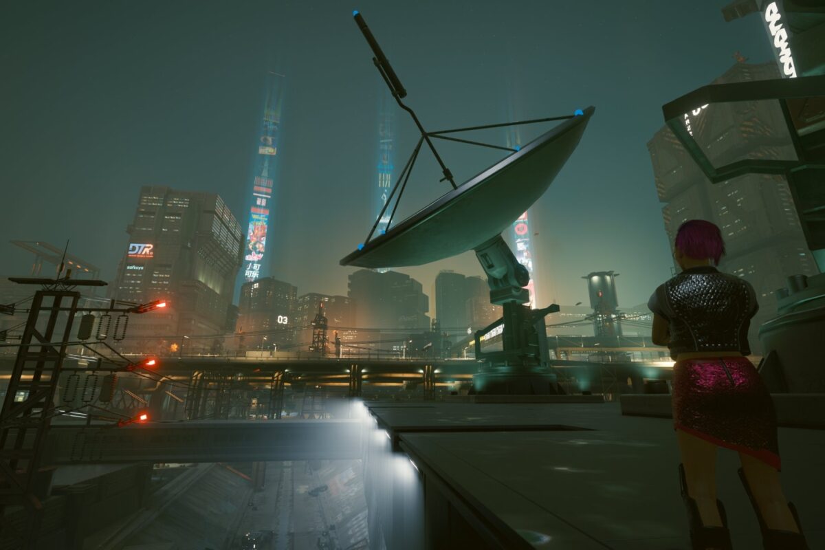 Satelitenschüssel vor der Skyline von Night City bei Nacht. Screenshot aus dem Spiel Cyberpunk 2077 im Blog von Nastja der Mox.