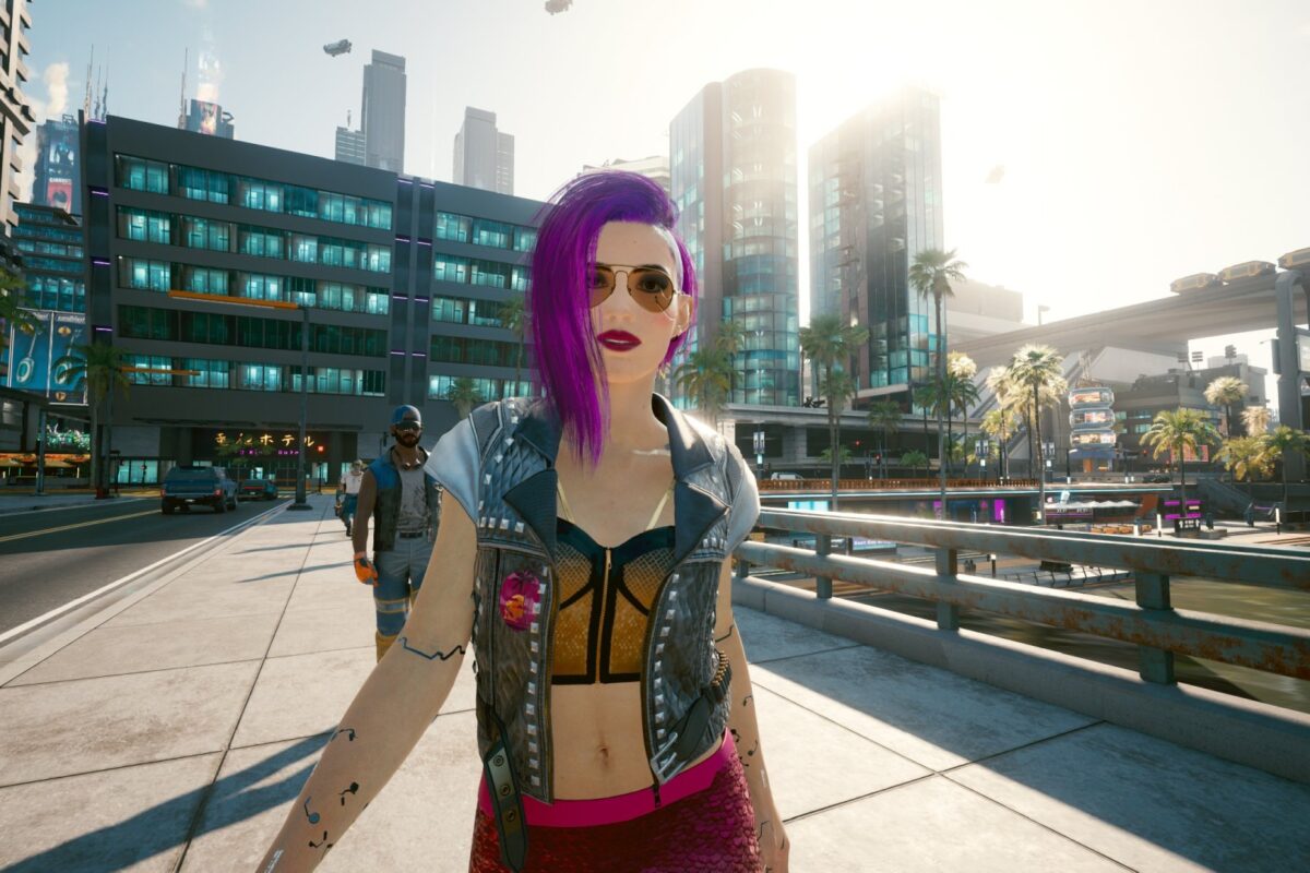 Weibliche Cyberpunk V geht durch Geschaftsviertel von Nigh City im Morgenschein. Screenshot aus dem Spiel Cyberpunk 2077 im Blog von Nastja der Mox.