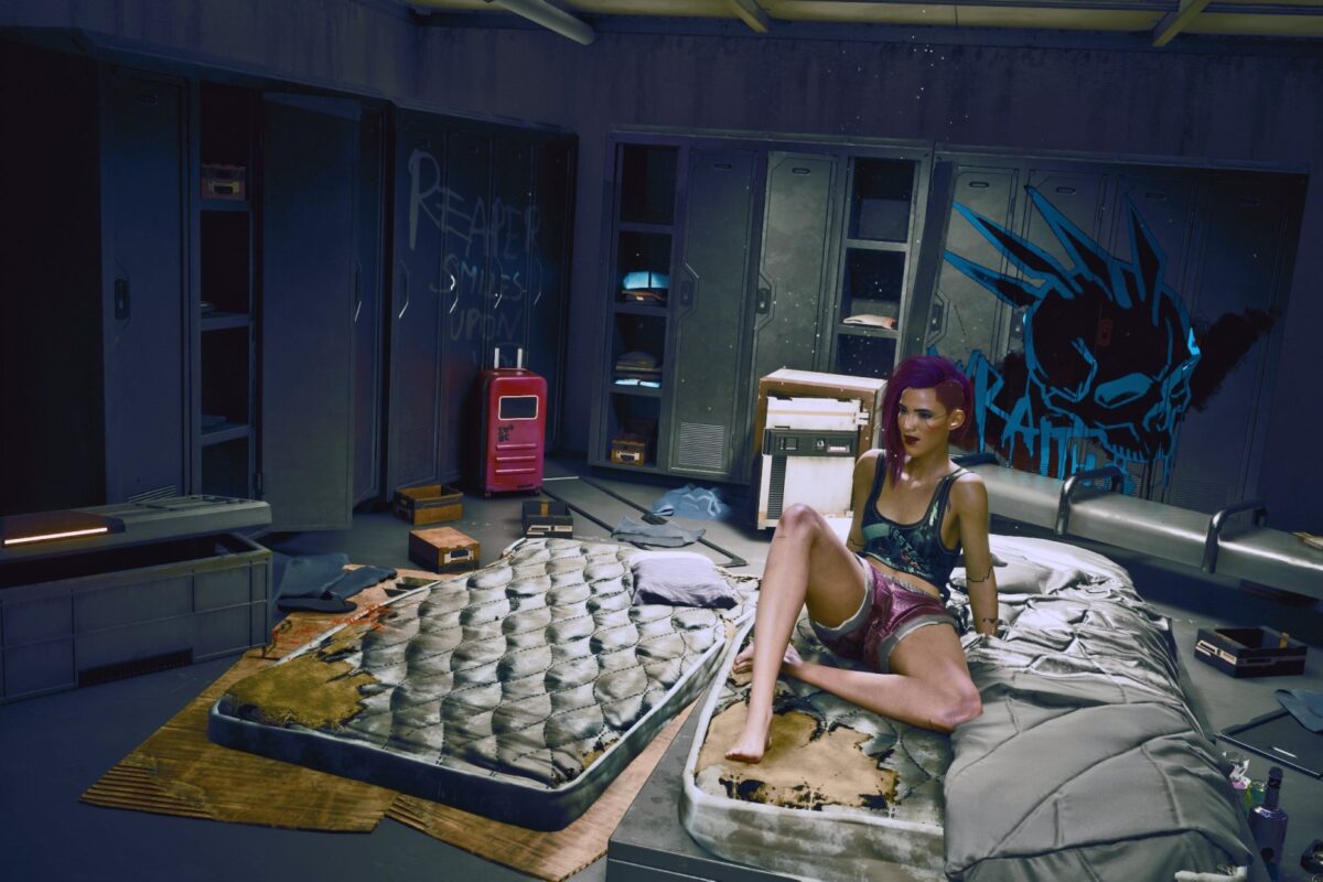 Weibliche Cyberpunk V auf einer schmutzigen Matratze in einem versifften Raum. Screenshot aus dem Spiel Cyberpunk 2077 im Blog von Nastja der Mox.