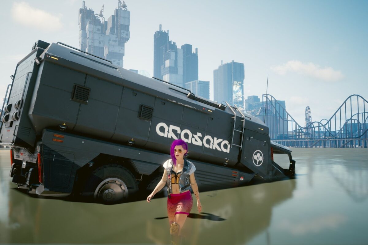 Weibliche Cyberpunk V steigt aus dem Wasser, im Hintergrund ein halb im Meer versenkter Laster. Screenshot aus dem Spiel Cyberpunk 2077 im Blog von Nastja der Mox.