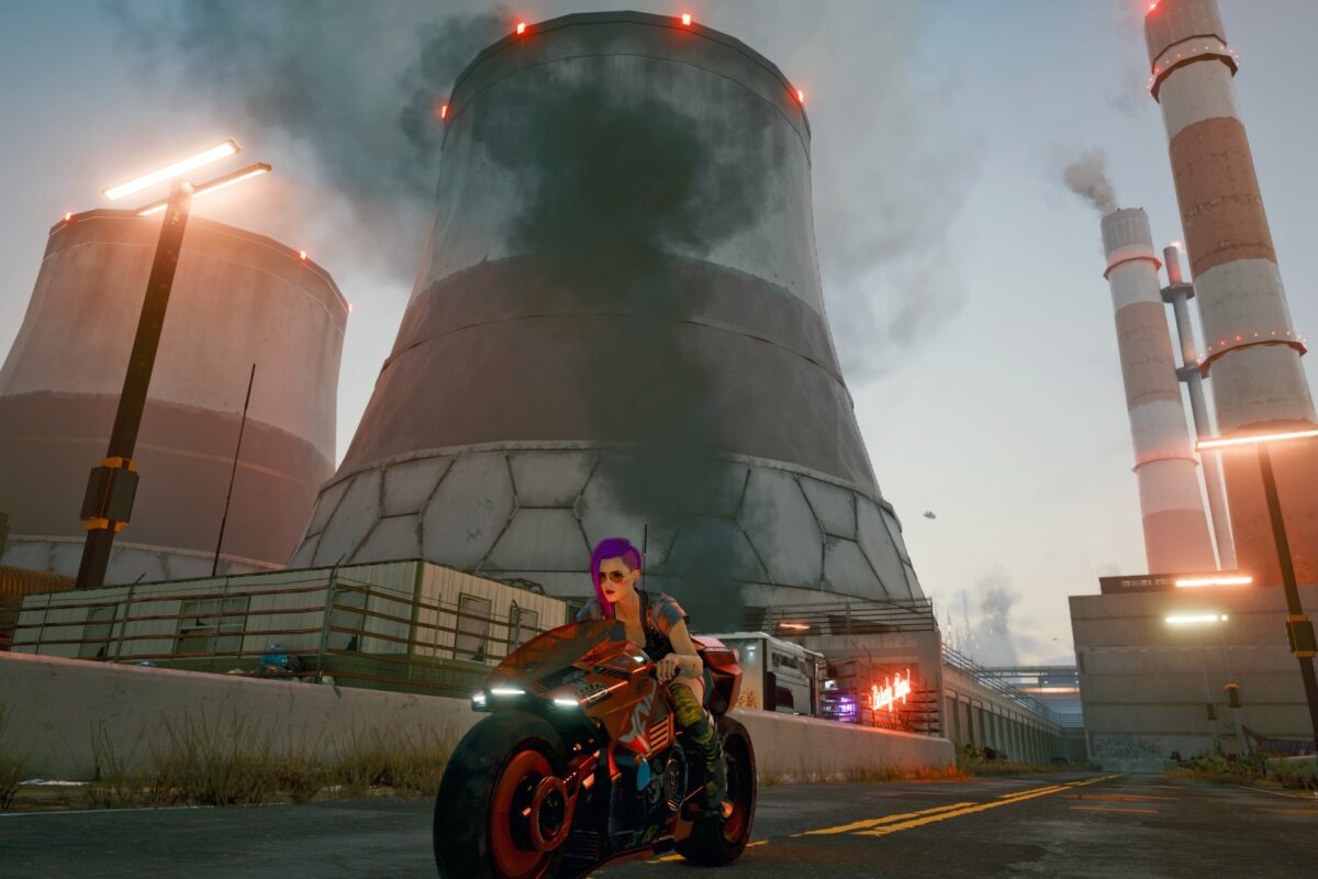 Auf dem Motorrad vor einem Kühlturm eines Atomkraftwerkes. Screenshot aus dem Spiel Cyberpunk 2077 im Blog von Nastja der Mox.