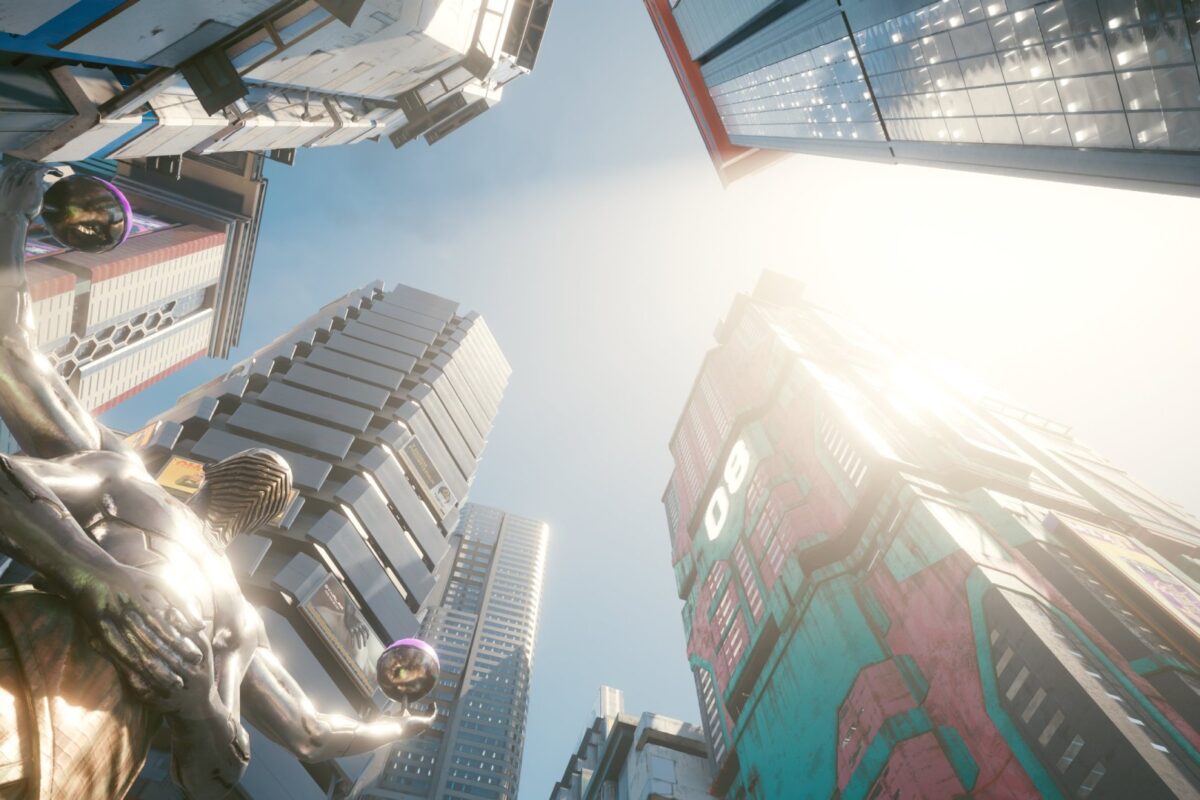 Blick zum Himmel zwischen den Hochhäusern von Night City. Screenshot aus dem Spiel Cyberpunk 2077 im Blog von Nastja der Mox.