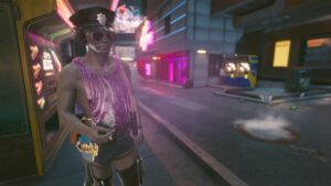 Mann mit Polizei-Stripperkostum im Rotlichtviertel. Screenshot aus dem Spiel Cyberpunk 2077 im Blog von Nastja der Mox. The Nameless of Night City ist eine Würdigung an die Ingame-NPCs.