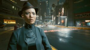 Frau in dunklem Anzug und Hut in der Nacht. Screenshot aus dem Spiel Cyberpunk 2077 im Blog von Nastja der Mox. The Nameless of Night City ist eine Würdigung an die Ingame-NPCs.