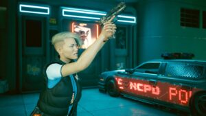 Polizistin visiert Ziel an. Screenshot aus dem Spiel Cyberpunk 2077 im Blog von Nastja der Mox. The Nameless of Night City ist eine Würdigung an die Ingame-NPCs.