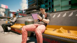 Junger Mann an einem Tabletcomputer sitzt auf einer Bank im Freien. Screenshot aus dem Spiel Cyberpunk 2077 im Blog von Nastja der Mox. The Nameless of Night City ist eine Würdigung an die Ingame-NPCs.