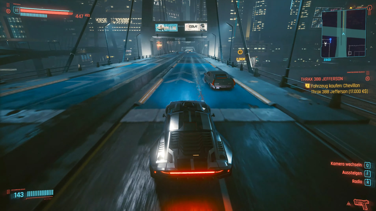 Auto auf der nächtlichen Strasse von Night City. Screenshot vom Spiel Cyberpunk 2077