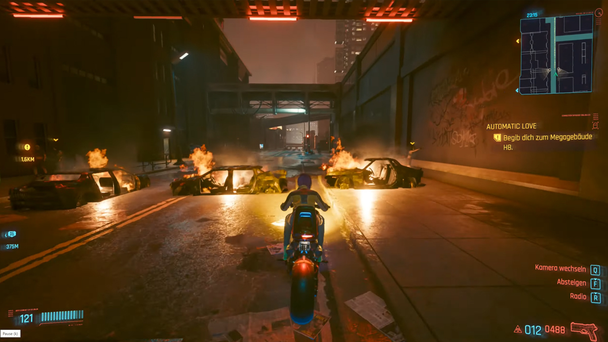 Motorrad aud nächtlichen Strassen vor brennenden Autos. Screenshot aus dem Spiel Cyberpunk 2077
