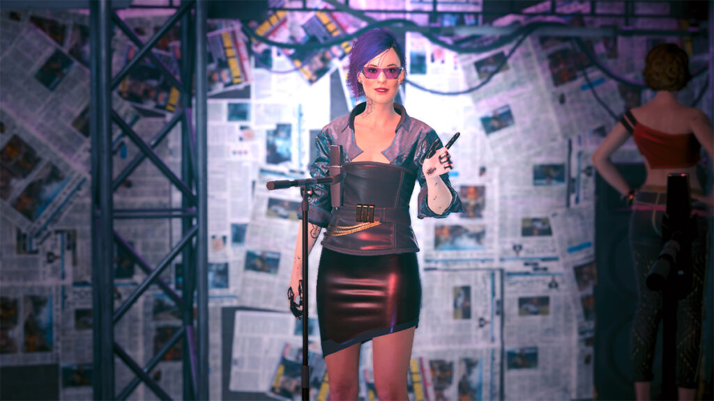 Frau am Mikrofon im Scheinwerferlicht, Screenshotaus demSpiel Cyberpunk 2077
