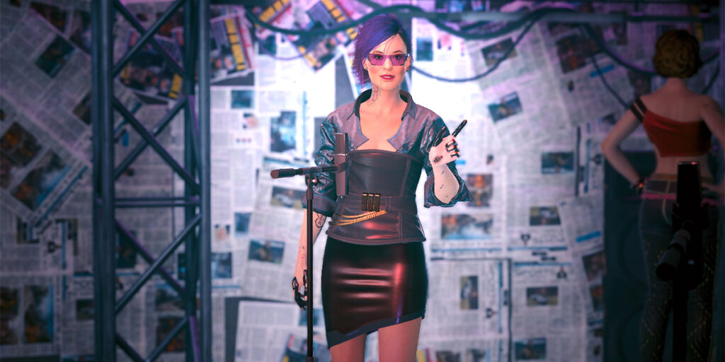Frau am Mikrofon im Scheinwerferlicht, Screenshiot aus dem Spiel Cyberpunk 2077