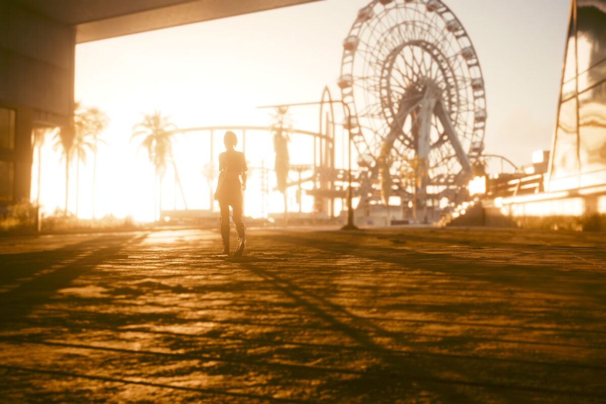 Sillhouette einer laufenden Frau vor einem goldenen Sonnenuntergang. Screenshot aus dem Spiel Cyberpunk 2077