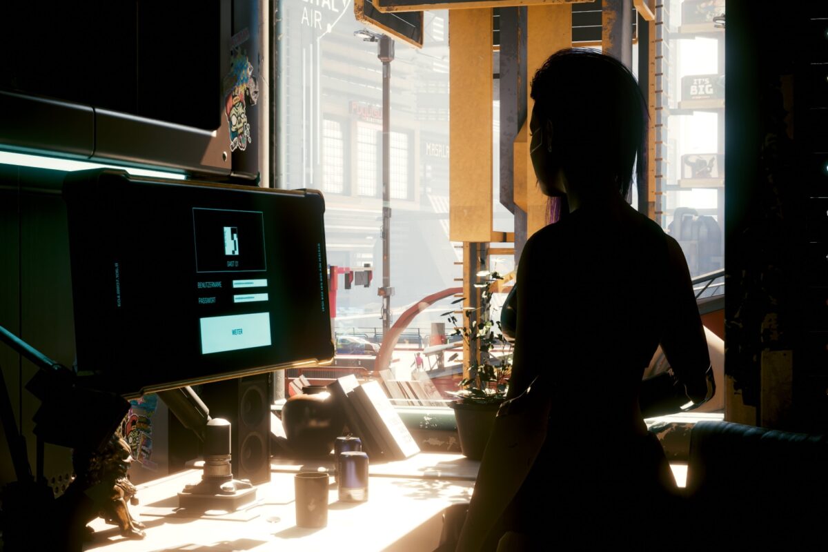Sillhouette einer stehenden Frau am Fenster einer dunklen Wohnen vor der hellen Stadtkulisse von Night City. Screenshot aus dem Spiel Cyberpunk 2077