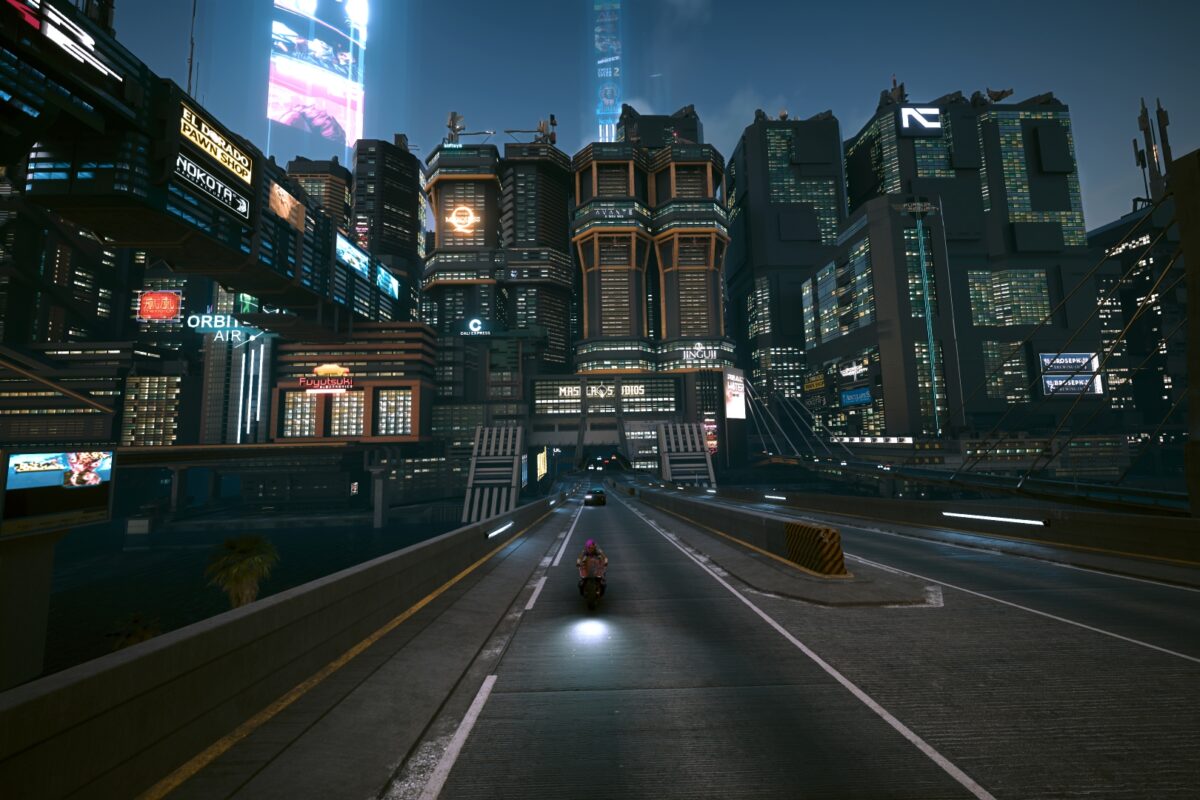 Brücke vor der Skyline von Night in der Nacht. Screenshot aus dem Spiel Cyberpunk 2077.