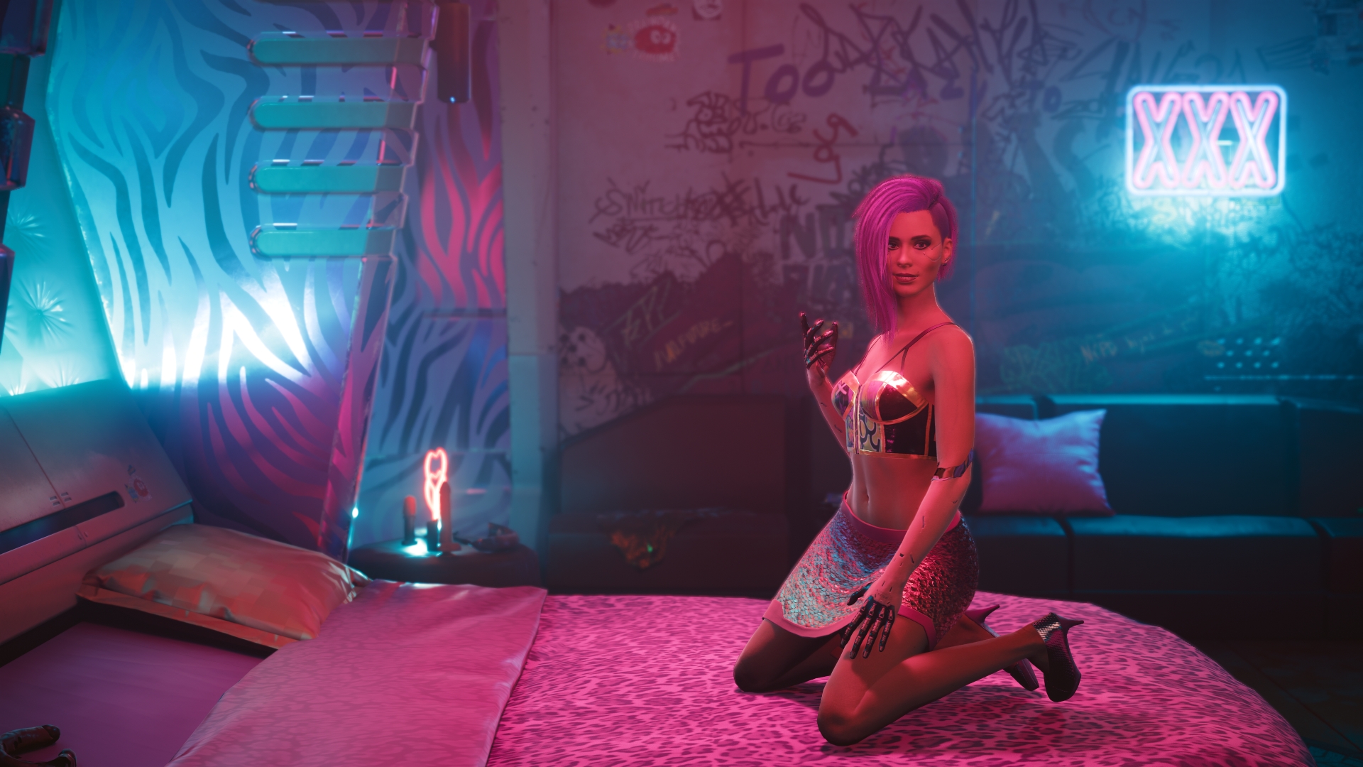 Leichtbekleidete Dame auf einem herzförmigen Bett in einem Stundenhotel. Screenshot aus dem Spiel Cyberpunk 2077.