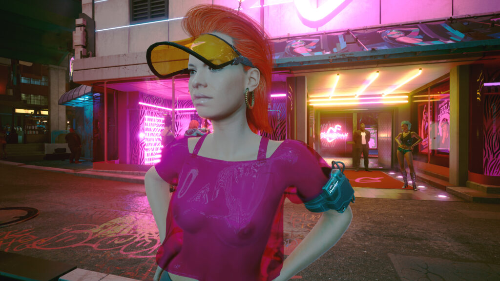 Frau im durchichtigen Plastiktop im Rotlichtbezirk. Screenshot aus dem Spiel Cyberpunk 2077.