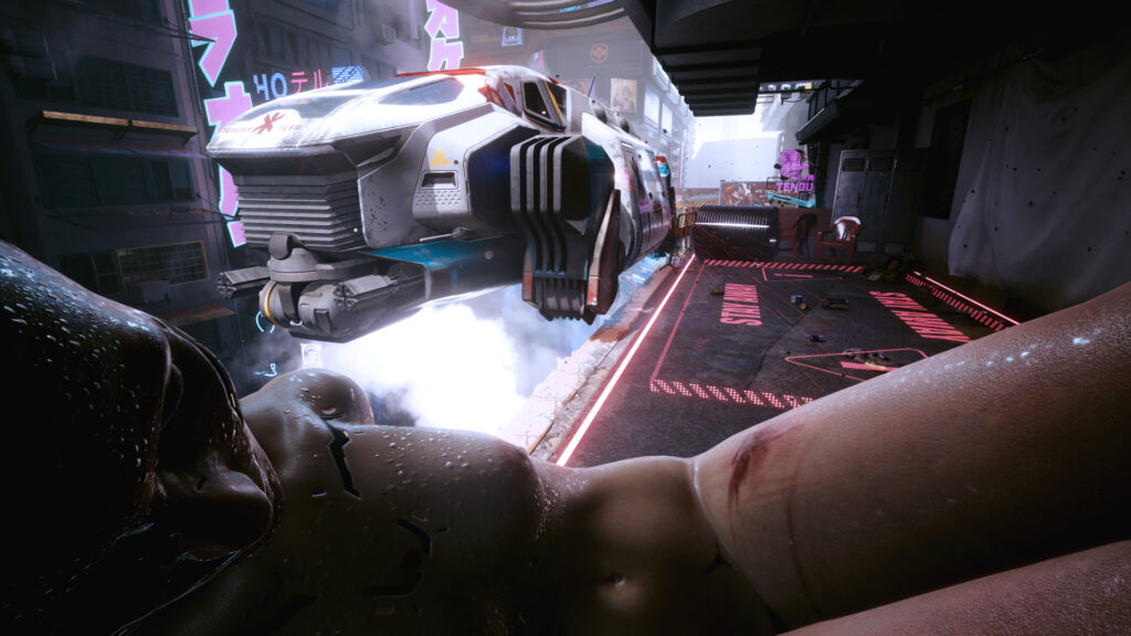 Verletzte Frau, Sandra Dorsett wird nackt zu Trauma Team getragen. Screenshot aus dem Spiel Cyberpunk 2077.