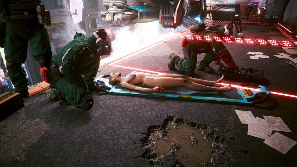 Verletzte Frau, Sandra Dorsett, wird von TraumaTeam behandelt. Screenshot aus dem Spiel Cyberpunk 2077.