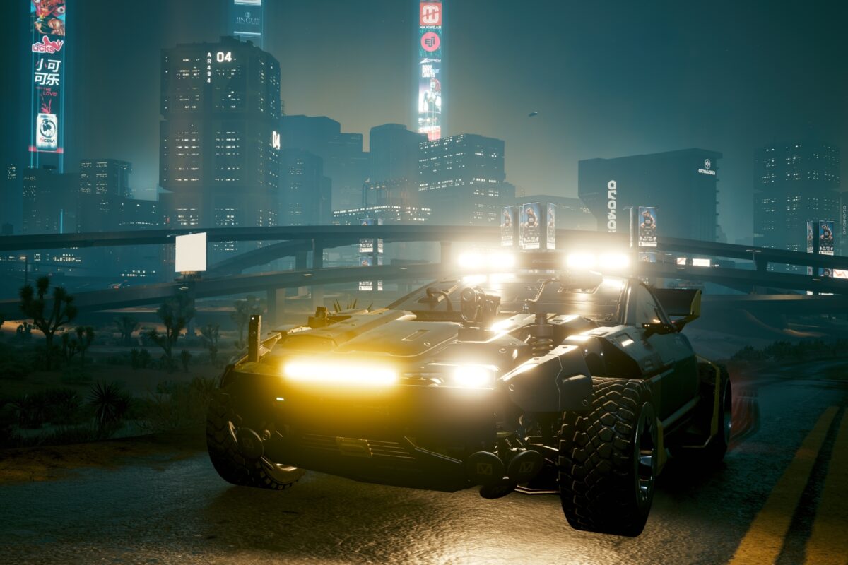 Aufgemotzer Geländewagen der Nomads in der Nacht vor Night City.Screenshot aus dem Spiel Cyberpunk 2077.