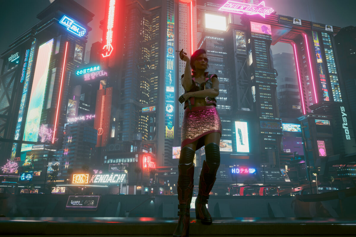 Cyberpunk V in der Nacht vor der Night City Skyline. Screenshot aus dem Spiel Cyberpunk 2077.