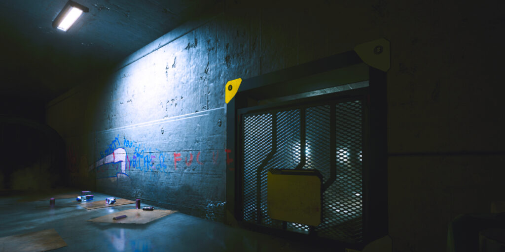 Mit Graffitiy beschmierte Betonwand im Licht einer kalten Neondeckenleuchte. Ein in die Wand eingelassenes Gitter ist einen spaltbreit offen und dahinter ist ein rohrförmiger Schacht. Screenshot aus dem Spiel Cyberpunk 2077.