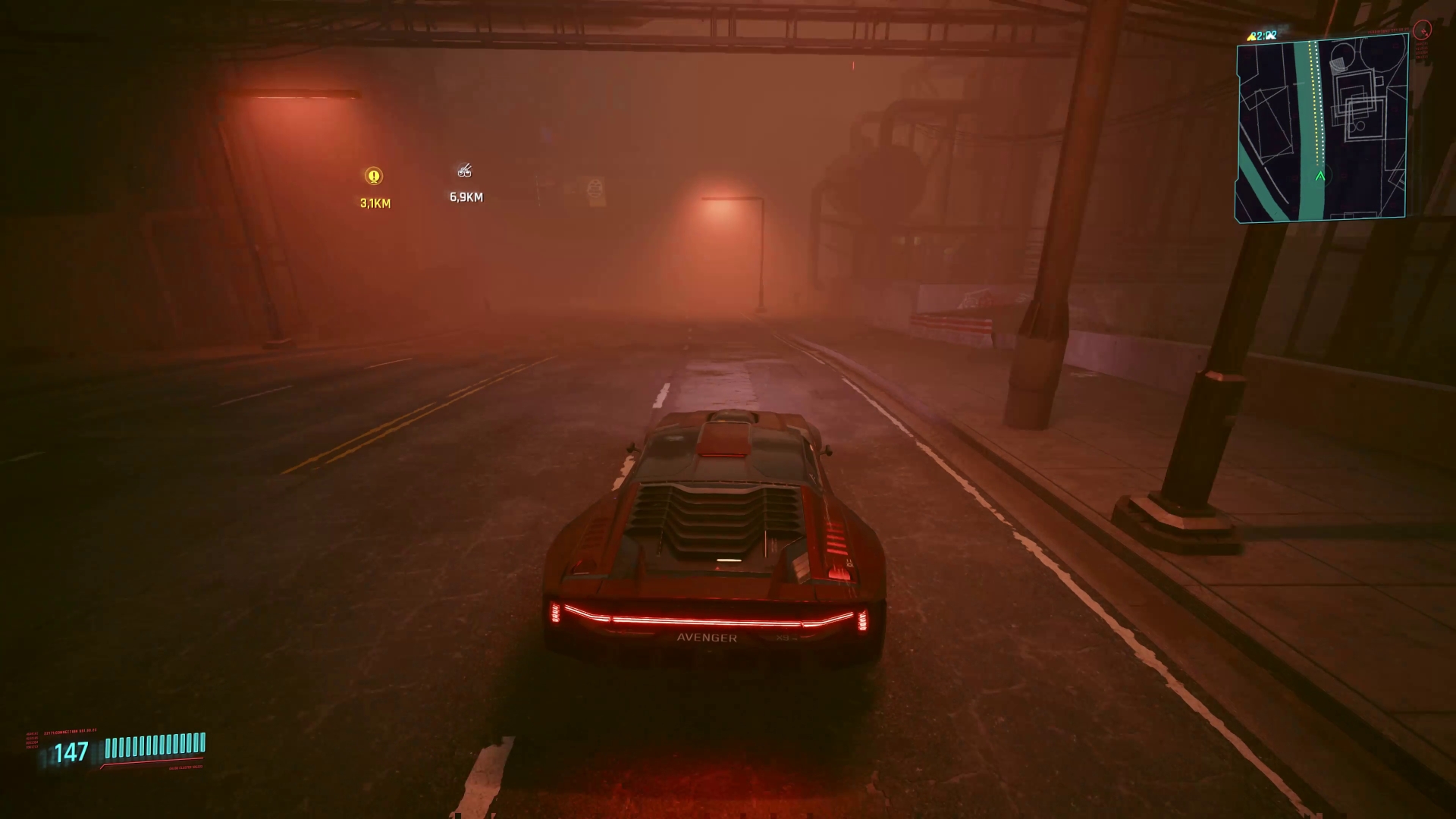 Roter Sportwagen fährt durch dunkle neblige Strasse. Screenshot aus dem Spiel Cyberpunk 2077.