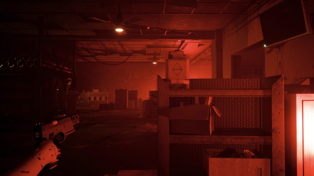 Dunkle in Rotlicht gerauchter Raum voller Gerümpel. Im Vordergrund eine Hand die eine Faustfeuerwaffe trägt. Screenshot aus dem Spiel Cyberpunk2077