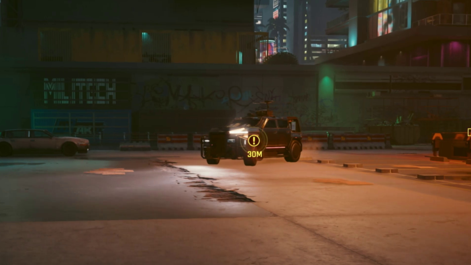 Ein Van auf einem Parkplatz mit Antenne auf dem DachScreenshot aus dem Spiel Cyberpunk 2077.